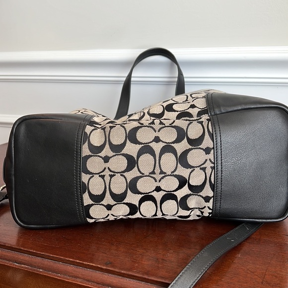 HADLEY SIGNATURE ZIP SATCHEL (COACH F31841)
SILVER/BLACK/WHITE/BLACK Preloved - Picture 8 of 11